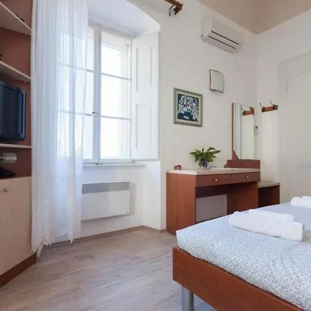 Iveta - Two-bedroom With Terrace And Sea View Nik A 아파트